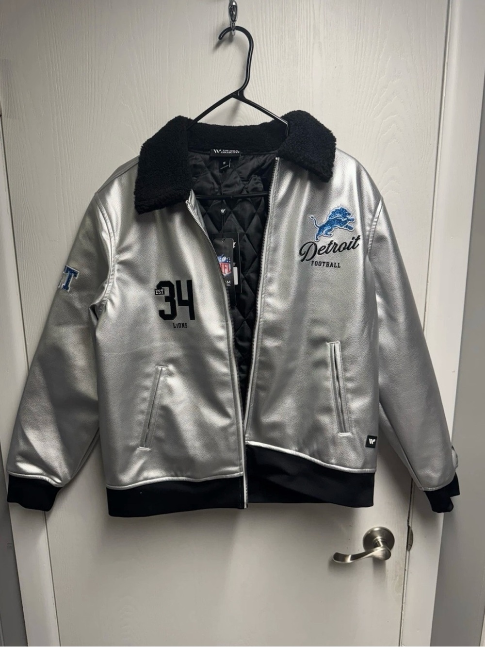 The Wild Collective NFL Detroit Lions Silver Bomber Jacket Women’s Medium NWT
